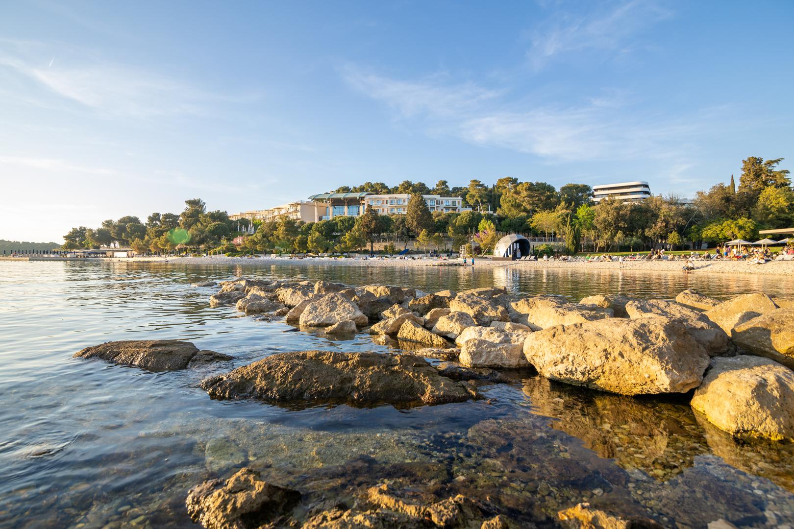 Osim Rovinja, na popisu najljepših primorskih gradova nalaze se mjesta naziva Nafplio (Grčka), Collioure (Francuska), Cefalù (Italija), Comporta (Portugal), Llafranc (Španjolska), Sitia (Grčka), Cap Ferret (Francuska), Camogli (Italija), Çıralı (Turska), San Vicente de la Barquera (Španjolska), Monako...