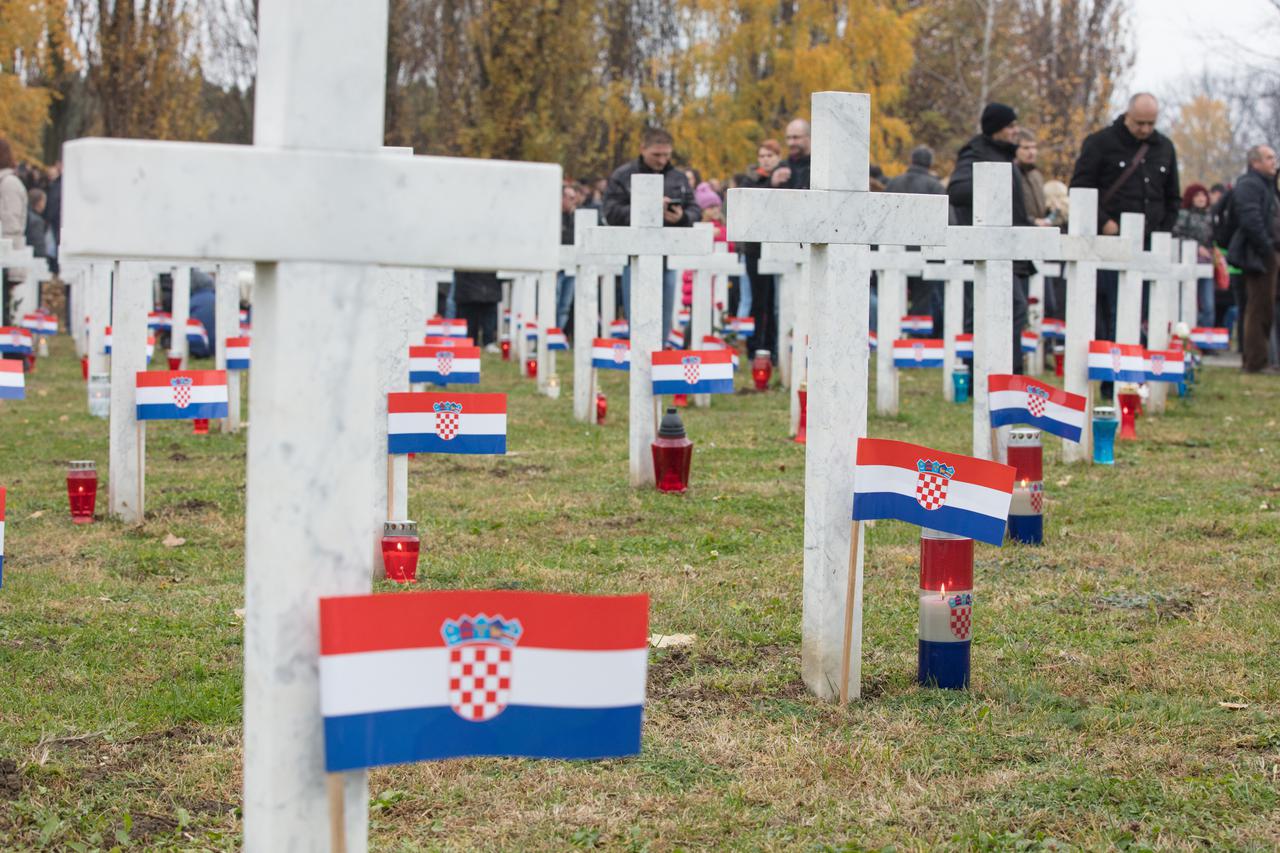 Vukovar: Ruže za poginule branitelje i civile