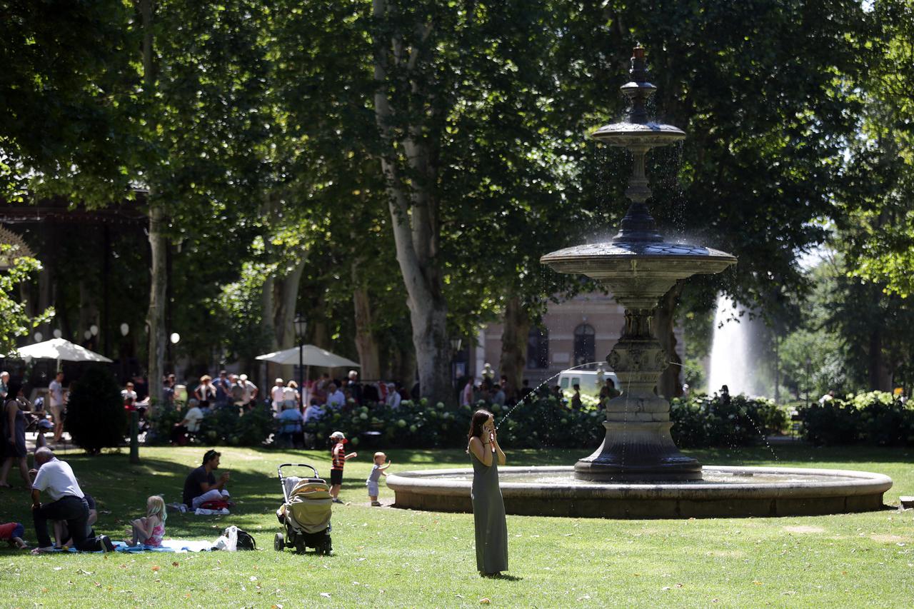 11.07.2015., Zagreb - Gradjani okupljeni kod paviljona na Zrinjevcu uzivali su u besplatnom Promenadnom koncertu koji se odrzava u organizaciji Turisticke zajednice grada Zagreba. Photo: Borna Filic/PIXSELL