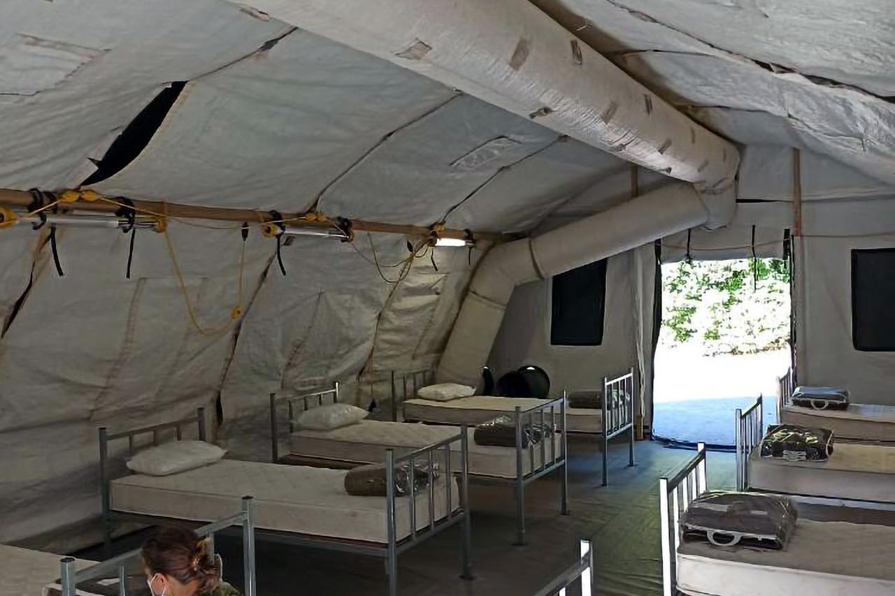 Hrvatska vojska postavila šatore Alaska i ležajeve ispred KBC Split – Križine