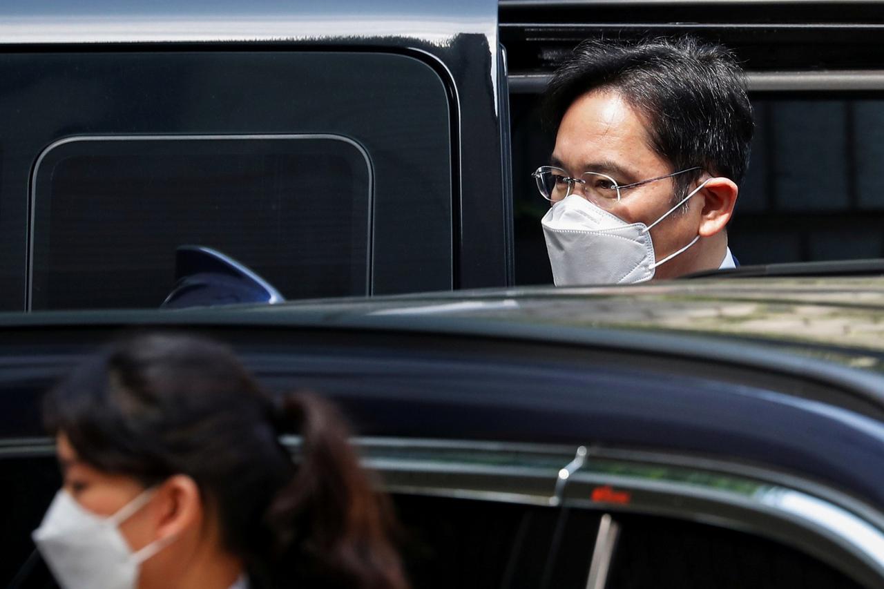 Samsung Group heir Jay Y. Lee arrives for a court hearing to review a detention warrant request against him at the Seoul Central District Court in Seoul