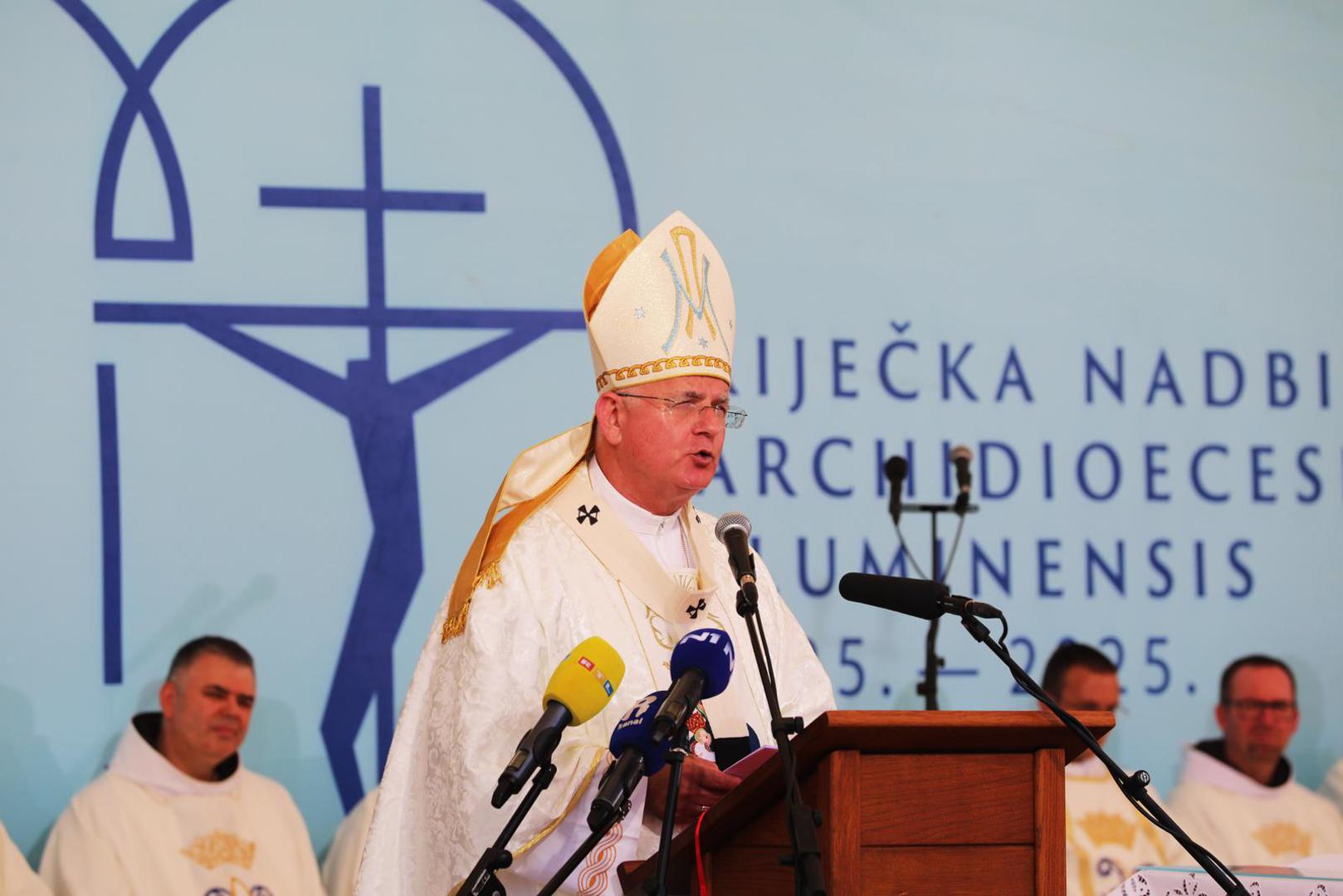 Na blagdan Velike Gospe vjernici slave i hodočaste u mnogobrojna marijanska svetišta u velikom broju država, ponajviše u Europi i Južnoj Americi. 