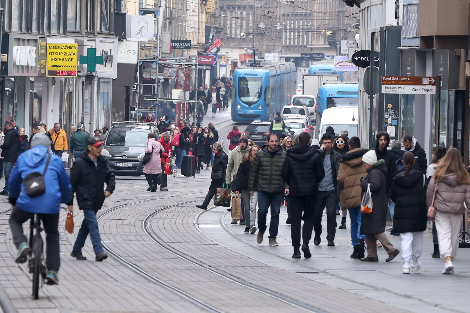 22.12.2023., Zagreb - Zadnjeg radnog dana pred blagdanski produzeni vikend stanje u centru grada je kaoticno, kako u pjesackim zonama tako i u automobilskom i javnom prometu. Za sve one koji niti ove godine nisu uspjeli panirati sve obveze prije guzvi savjet je da cuvaju zivce i iduce godine vise pozornosti posvete planiranju. Photo: Patrik Macek/PIXSELL