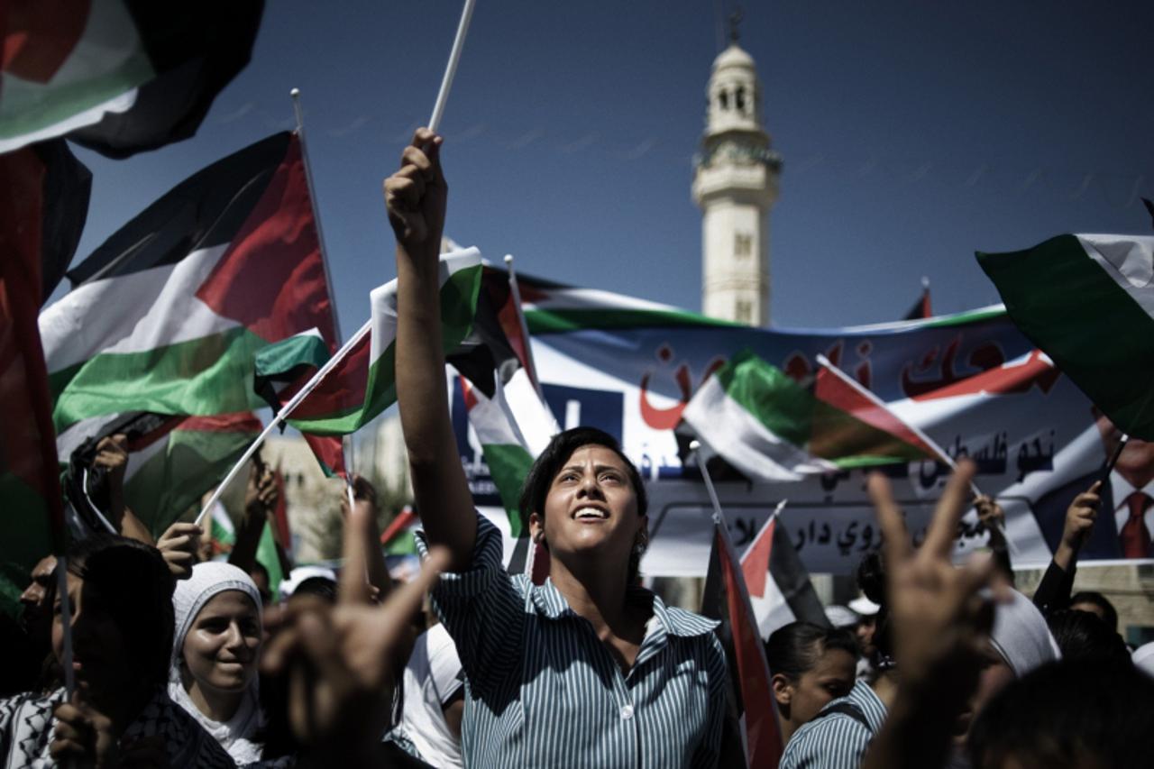 \'Hundreds of Palestinians attend a demonstration in support  Palestinian leader Mahmud Abbas\' bid for statehood recognition at the United Nations on September 21, 2011 in the West Bank city of Bethl
