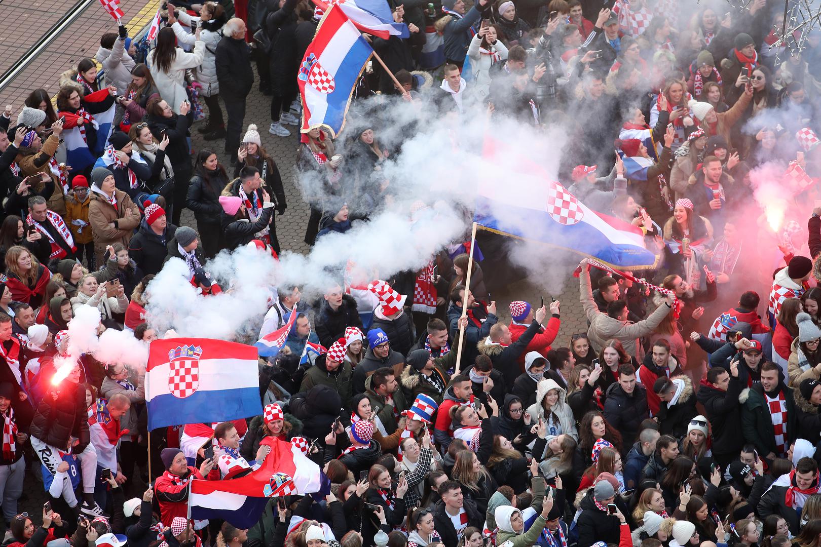 18.12.2022., Zagreb - Navijaci su na Trgu vec poceli zauzimati mjesta za docek Vatrenih. Photo: Luka Stanzl/PIXSELL