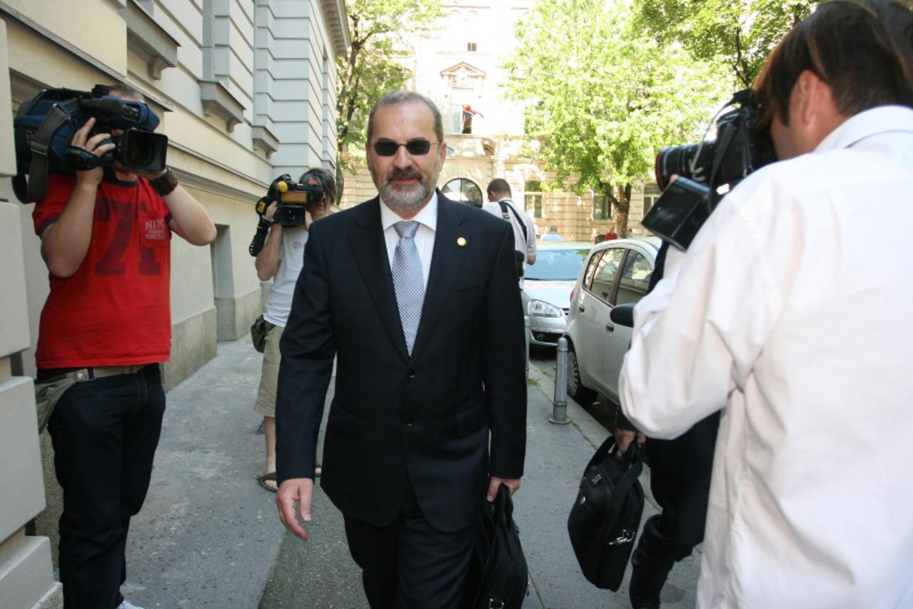 '09.06.2010, Zagreb; - Akcija pod nazivom Offside u tijeku. Privodjenje osumnjicenih u zgradu Uskoka u Gajevoj ulici u akciji Offside. Mladen Bajic izlazi iz zgrade uskoka sa zamjenikom Draganom Novos