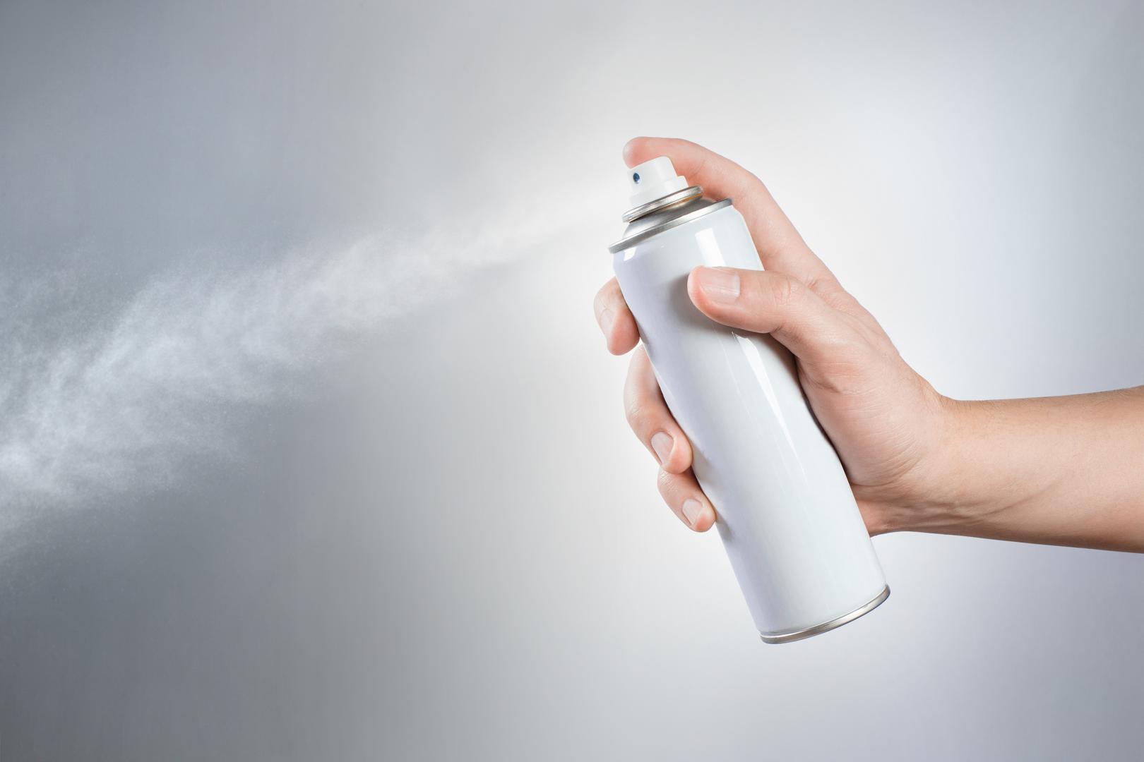 Aerosol limenke: Aerosol limenke kao što su lak za kosu, dezodorans i boja u spreju imaju naljepnice upozorenja koje upozoravaju kupce da izbjegavaju stavljanje limenki na temperature iznad 49 stupnjeva. Kada se limenke aerosola skladište u uvjetima iznad 49 stupnjeva, pritisak će se povećati, što može uzrokovati pucanje limenke, oštetiti vaš automobil, oštetiti ono što je u blizini, pa čak i ispustiti kemikalije u zrak.