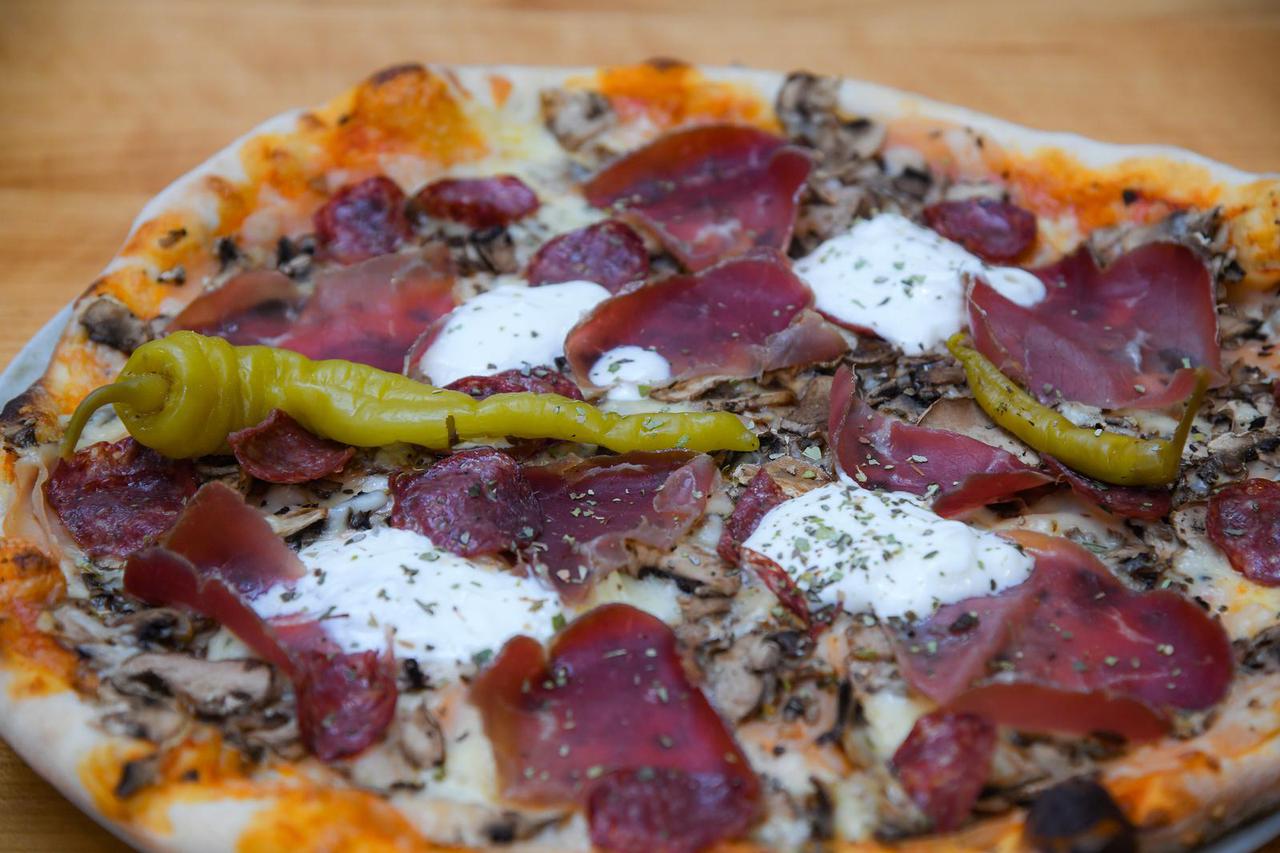 Velika Gorica: Pizzerija i slastičarnica Memy