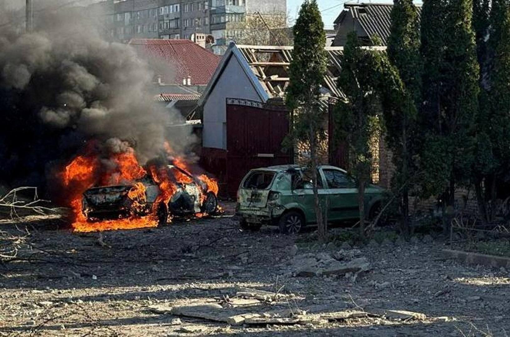 A car burns at the site of a Russian missile strike, amid Russia's attack on Ukraine, in Zaporizhzhia, Ukraine April 5, 2024. Press service of the National Police of Ukraine/Handout via REUTERS ATTENTION EDITORS - THIS IMAGE HAS BEEN SUPPLIED BY A THIRD PARTY. BEST QUALITY AVAILABLE. Photo: National Police of Ukraine/REUTERS