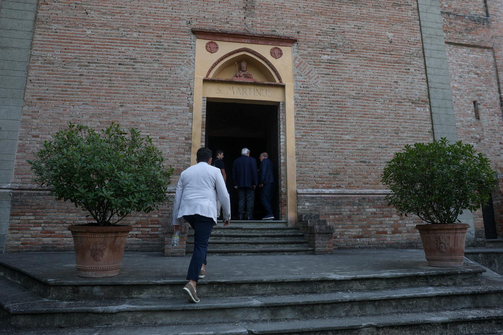U znak poštovanja, sve trgovine s potpisom Armani diljem Italije zatvorile su svoja vrata u ponedjeljak poslijepodne, dopuštajući zaposlenicima da se u miru oproste od čovjeka kojeg su s divljenjem nazivali "Il Signor Armani". 