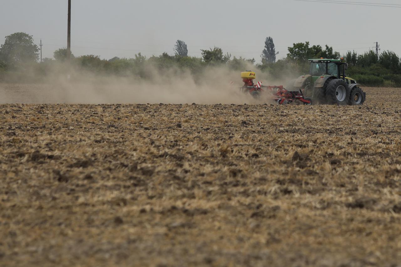 Obrađivanje polja u Vukovaru tijekom suše