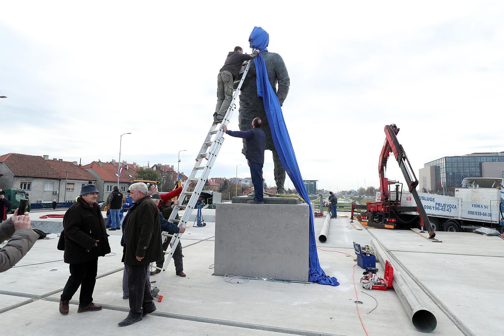 Na križanju zagrebačke Ulice grada Vukovara i Avenije Hrvatske bratske zajednice postavljen je kip dr. Franje Tuđmana, prvog hrvatskog predsjednika.

