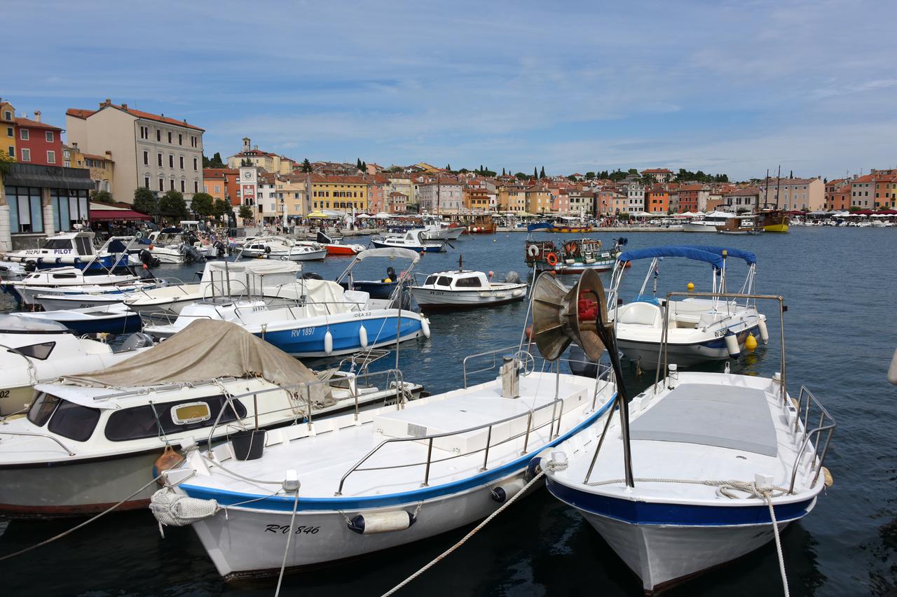Turisti u šetnji Rovinjom