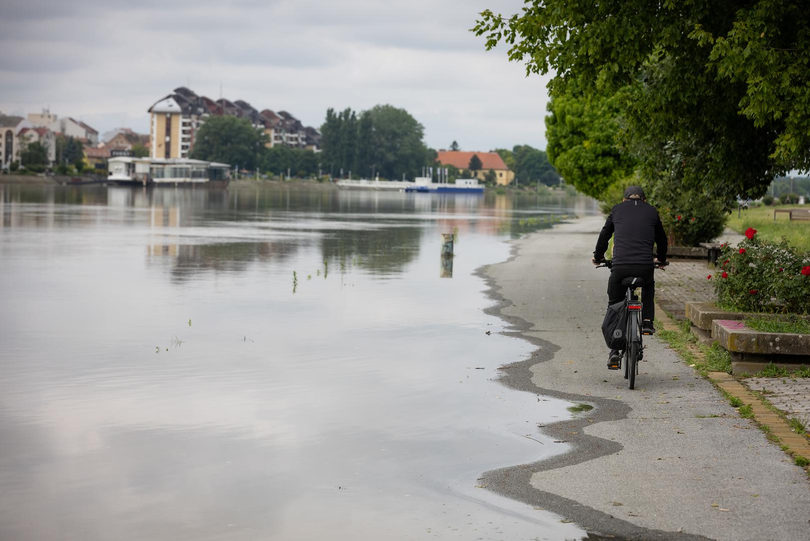 Izvijestio je kako su velike količine oborina bile razlog prelijevanja vode preko ceste Đakovo-Našice, gdje su intervenirale nadležne službe i građevinski strojevi. Pročelnik osječkog Područnog ureda Civilne zaštite Zvonko Grgec kazao je kako je ova prometnica, kod mjesta Potnjani, jedno vrijeme bila zatvorena za promet zbog plavljenja vode.
