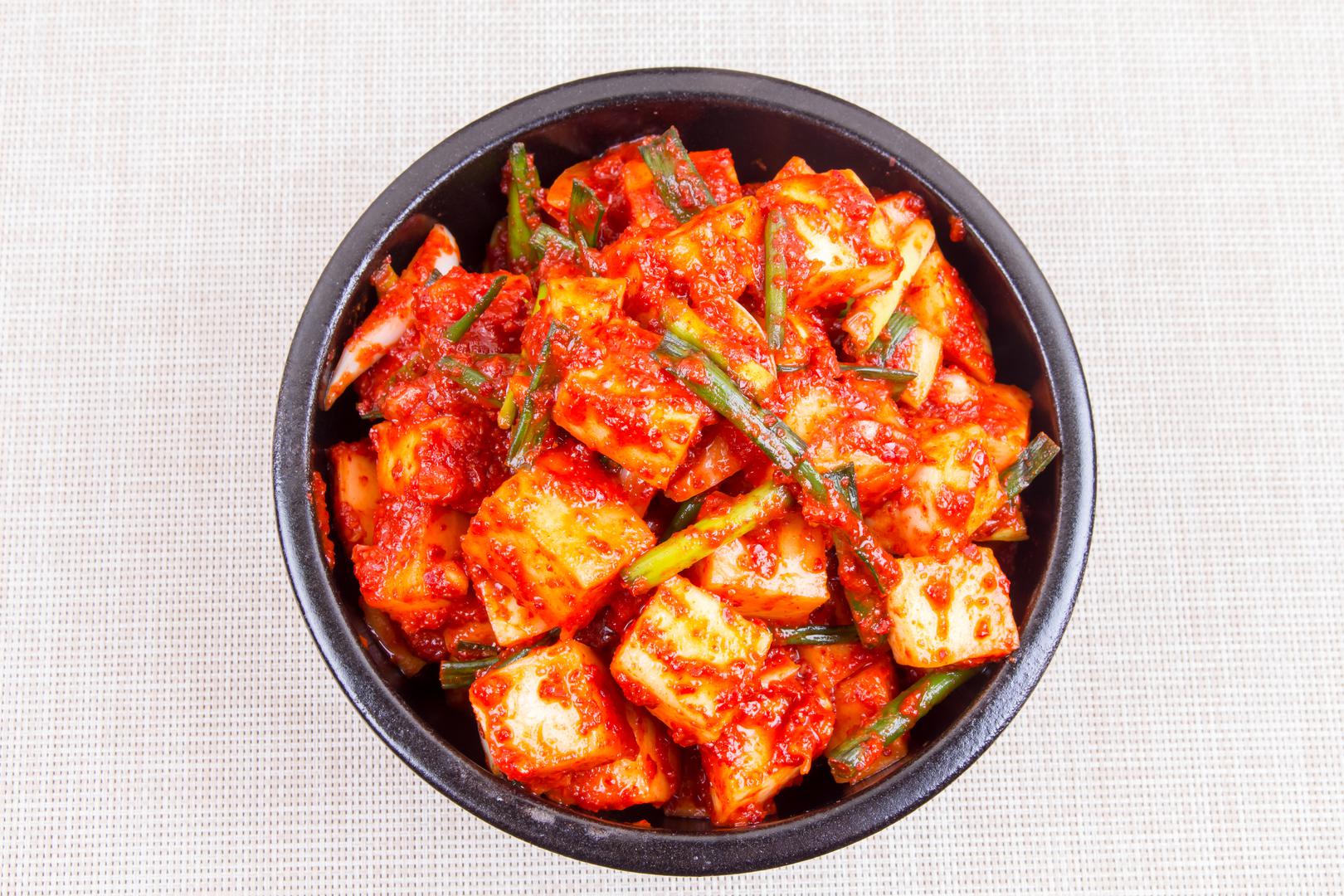 3. Kimchi: Fermentirana hrana također može učiniti vaše zube podložnima oštećenju, kaže Chung. Konkretno, savjetuje da se ne pere zube odmah nakon što pojede kimchi — jednu od njegovih omiljenih namirnica. 'Kimchi je vrlo kiseo - u osnovi je poput azijskog kiselog krastavca', objašnjava, 'Ako ste pojeli puno kimchija... caklina je mekša. Ne perite zube odmah nakon toga ili ćete oštetiti caklinu'.