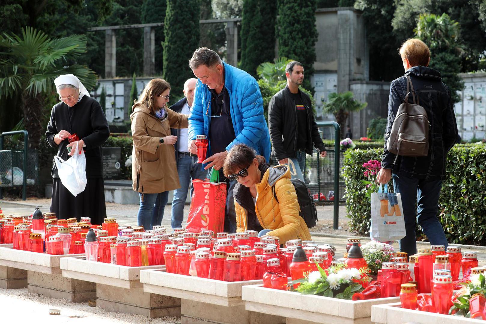Riječani na gradskim grobljima obilaze posljednja počivališta i prisjećaju se svojih najmilijih, donose cvijeće i pale svijeće. Oni koji to još nisu učinili i danas mogu kupiti cvijeće i svijeće u cvjećarnicama, uz groblja i na središnjoj riječkoj tržnici.