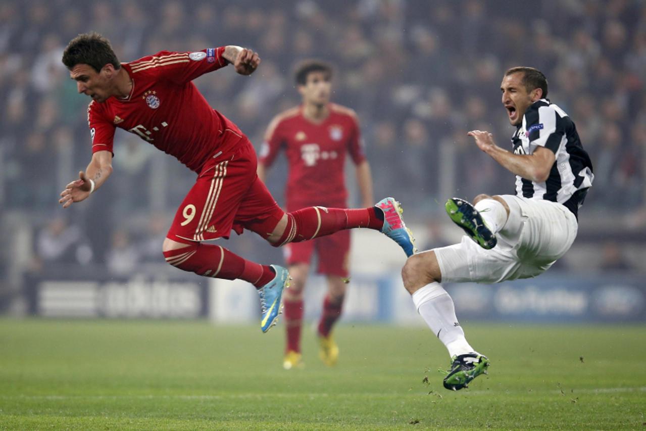 'Bayern Munich\'s Mario Mandzukic (L) and Giorgio Chiellini of Juventus fight during their Champions League quarter-final second leg soccer match at the Juventus stadium in Turin April 10, 2013. REUTE