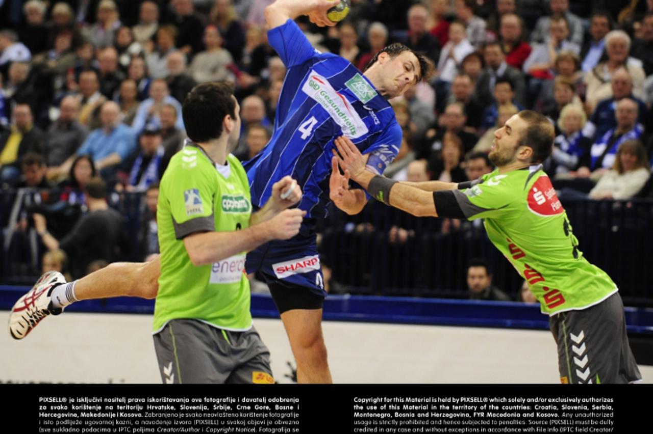 'Handball Bundesliga HSV Hamburg - TSV Hannover-Burgdorf am 21.03.2012 in der O2 World in Hamburg Domagoj Duvnjak ( Hamburg ), mitte Foto: Revierfoto/DPA/PIXSELL'