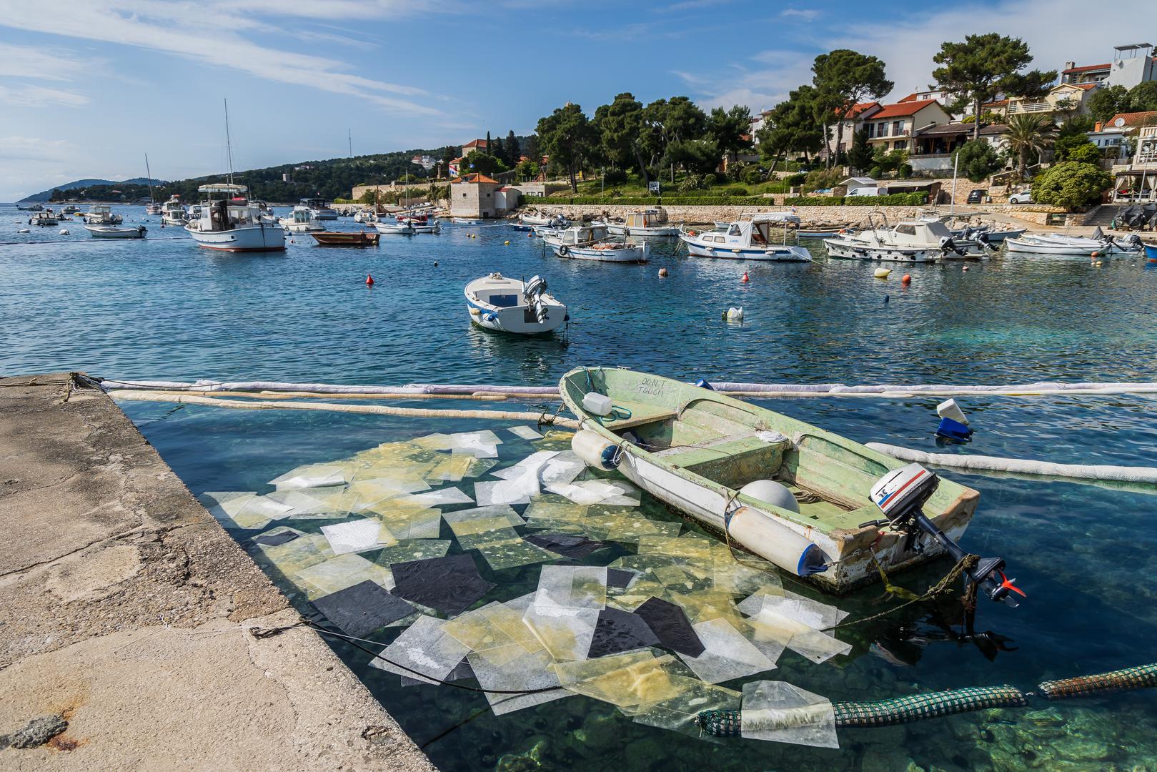 Naftna mrlja proširila se morem, a neugodan miris osjetio se u gradu i na okolnim otocima.