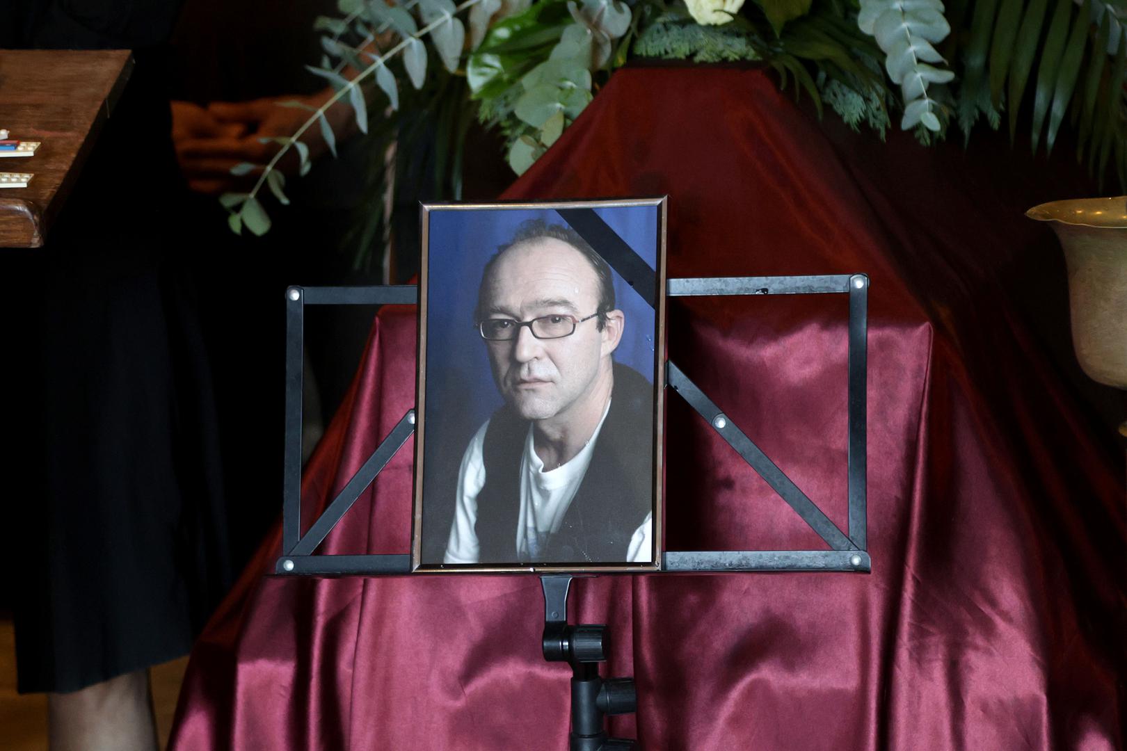 Podsjetimo, Damir Šaban preminuo je u utorak je u 68. godini života. Mnogima najpoznatiji po liku Mazala Vrageca iz kultne domaće serije "Smogovci", no odigrao je i niz drugih važnih i zapaženih uloga. Kao Mazalo Vragec, Šaban je nastupao kroz svih šest sezona emitiranih od 1982. do 1997. godine, a prepoznatljivost koju mu je taj lik donio pratila ga je na ulicama i desetljećima nakon snimanja. 