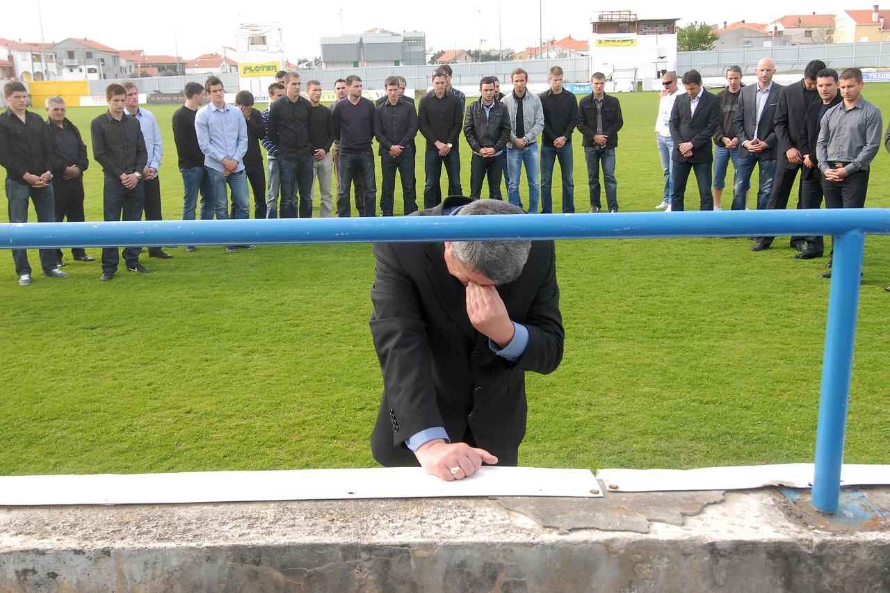 04.04.2011., Zadar - Na nogometnom stadionu na Stanovima paljenjem svijeca obiljezena je 3. obljetnica stradavanja Hrvoja Custica, igraca NK Zadar, koji je 3. travnja 2008. izgubio zivot na utakmici Zadar - Cibalia, udarivsi glavom u betonsku ogradu. Hrvo