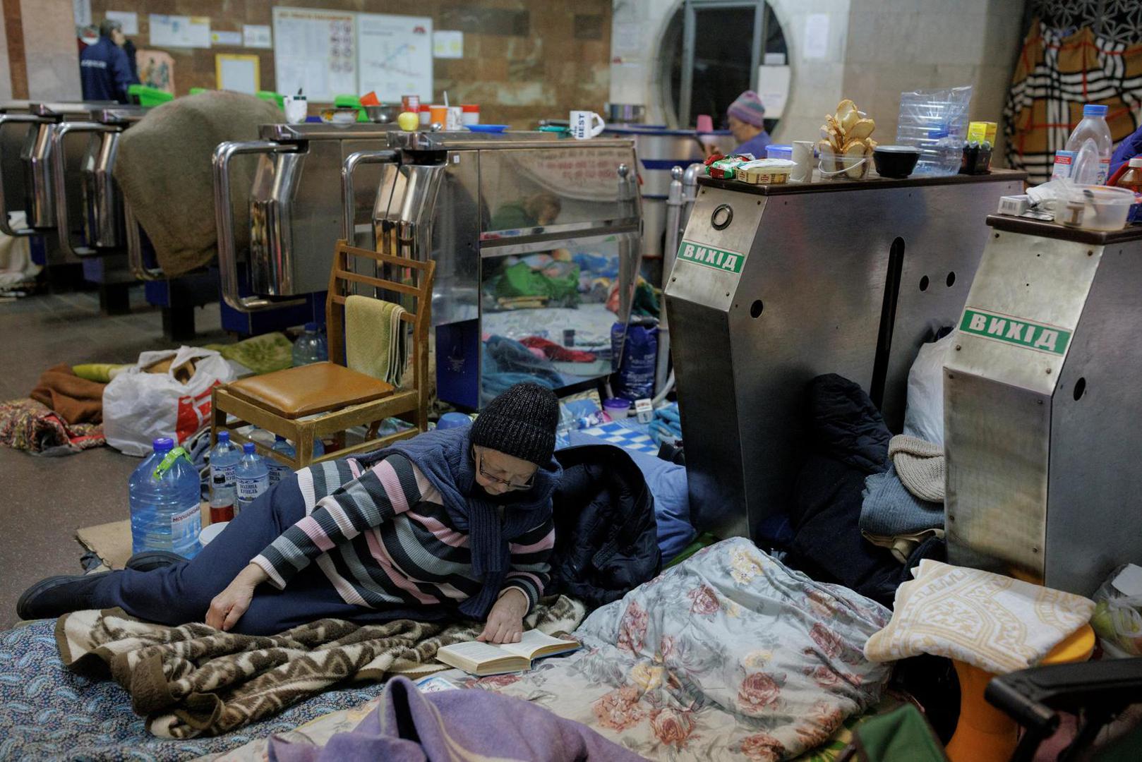 A woman reads in a metro station in northern Kharkiv where she lives to shelter from shelling in her neighbourhood as Russia's attack on Ukraine continues, Ukraine, March 24, 2022.  REUTERS/Thomas Peter Photo: Thomas Peter/REUTERS