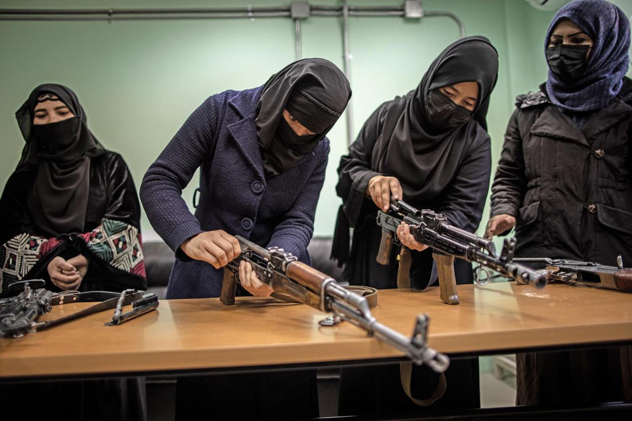 Kabul: Žene, kojima je afganistanska vlast zabranila odlazak na sveu?ilišta, obu?avaju se za korištenje mitraljeza