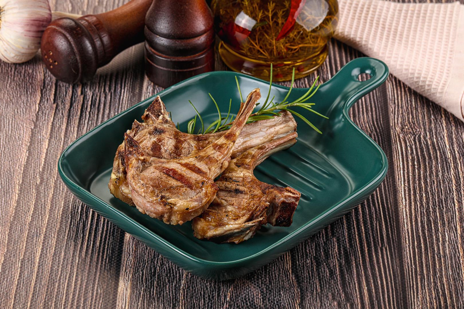 6. Pinnekjøtt (Norveška): Na zapadnoj obali Norveške, 24. prosinca, ulice se ispunjavaju mirisom dimljenih janjećih rebara. Pinnekjøtt se najprije suši, marinira ili dimi, a potom polako kuha nad brezinim drvetom dok meso ne postane sočno i mekano. Tradicionalni prilog čine pire od repe i mrkve te slatki džem od brusnica. Uz to se obično poslužuje i gutljaj akevitta, skandinavskog pića začinjenog komoračem, kuminom i anisom.