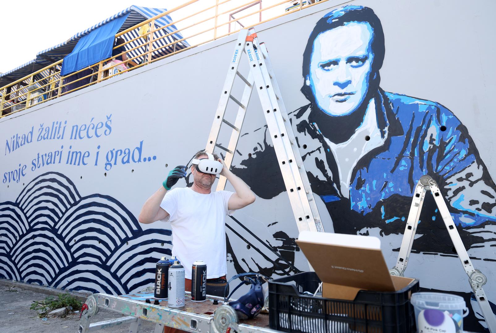 Street art umjetnici iz Belgije, Francuske, Italije, Njemačke, Kolumbije i Hrvatske u Šibeniku su izradili mural posvećen Arsenu Dediću, jednom od najvažnijih hrvatskih kantautora, skladatelja i pjesnika
