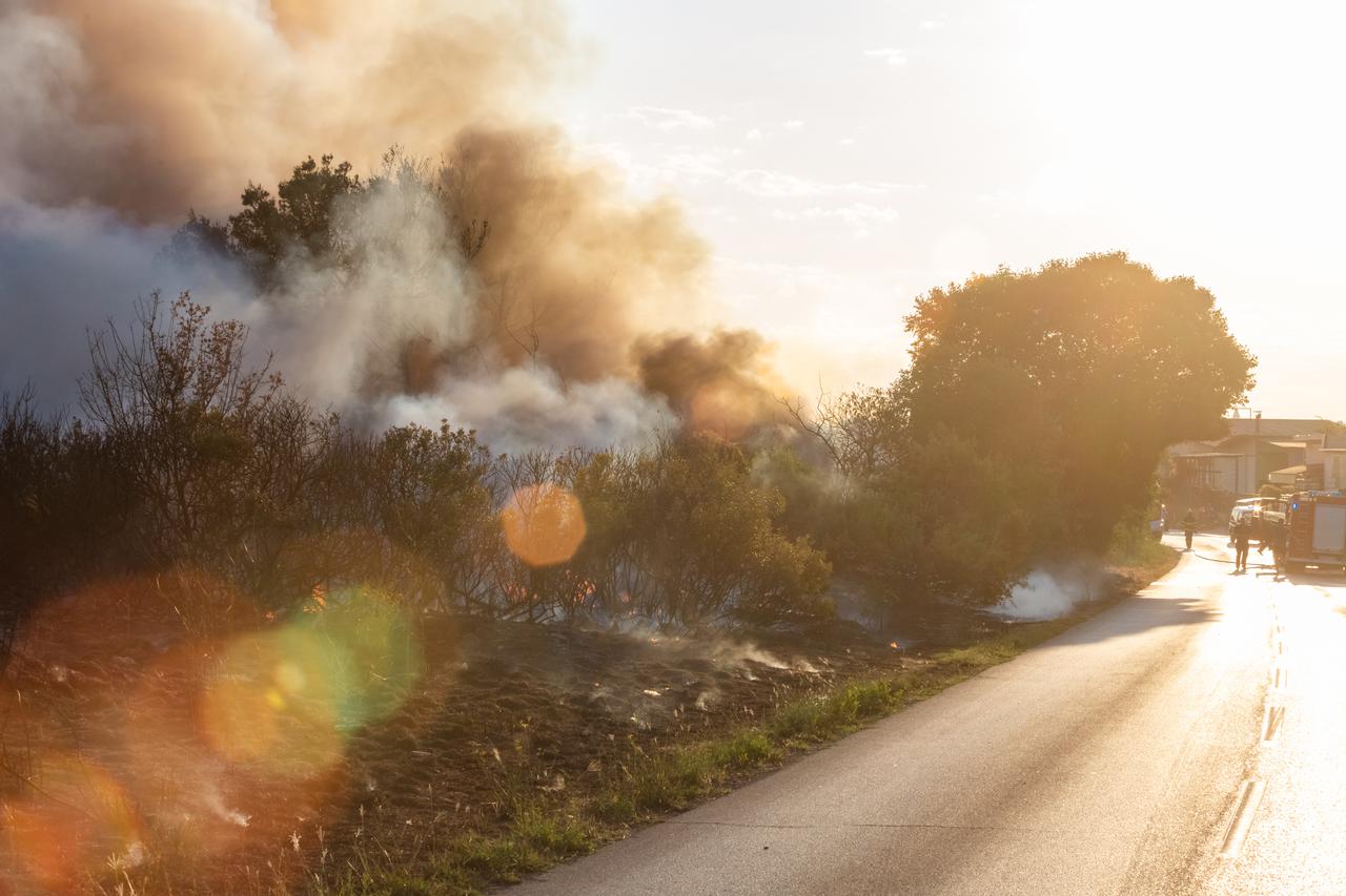 Požar u Gaženici u blizini trajektne luke