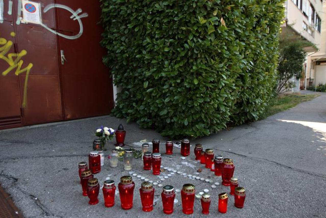 '09.07.2012., Zagreb - Ispred ulaza u zgradu u ulici Drage Gervaisa, gdje je u obiteljskom stanu ubijen student Hrvoje Turibak, prijatelji su zapalili svijece u obliku srca. Photo: Davor Puklavec/PIXS