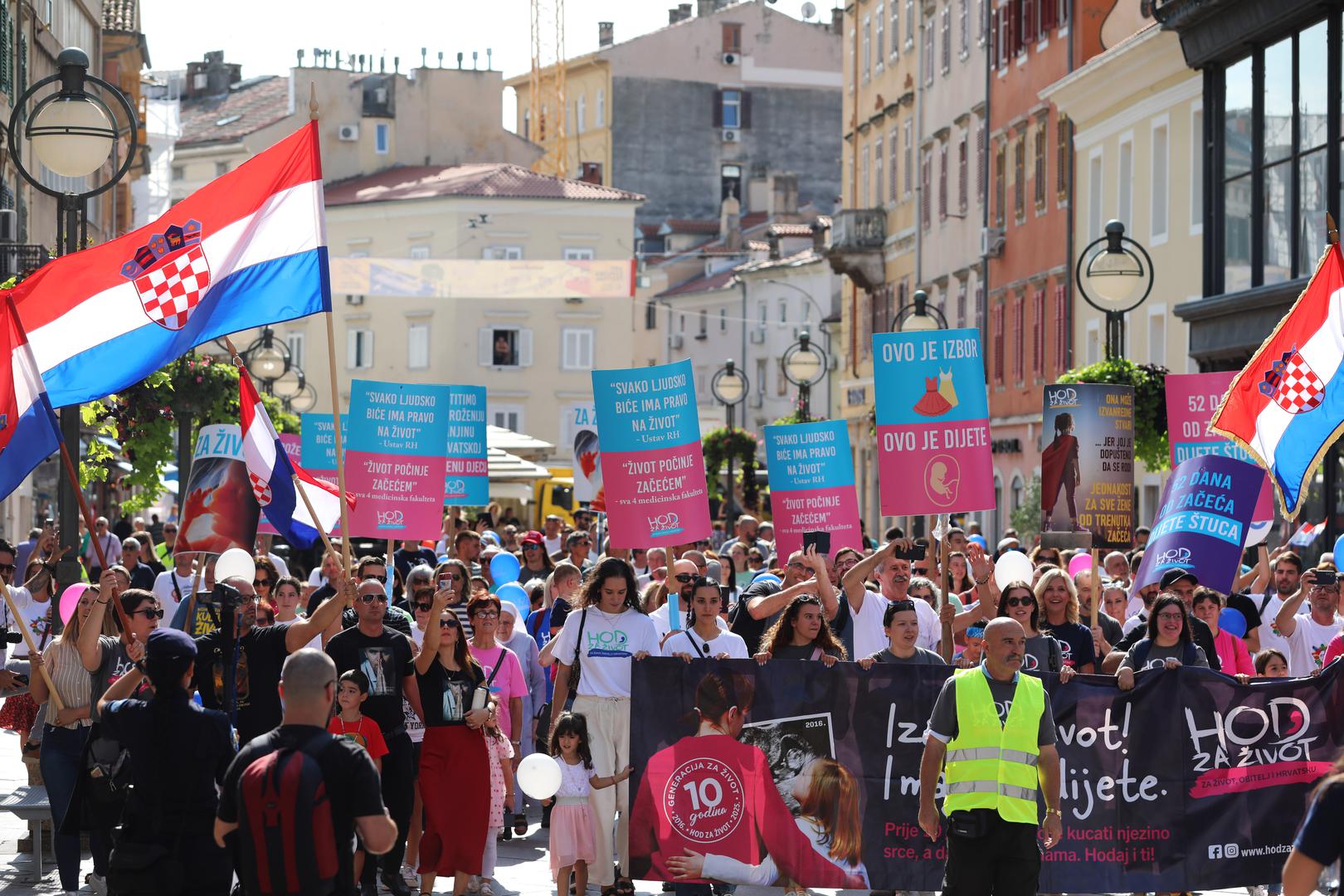  Upozoravaju da postojeće javne politike, ponajprije zdravstvene, socijalne i obrazovne, nisu dobre i dostatne za nošenje s izazovima odgovarajuće zdravstvene i socijalne skrbi te  izazovima rodne, dobne, ekonomske, a u posljednje vrijeme i rasne nejednakosti. 