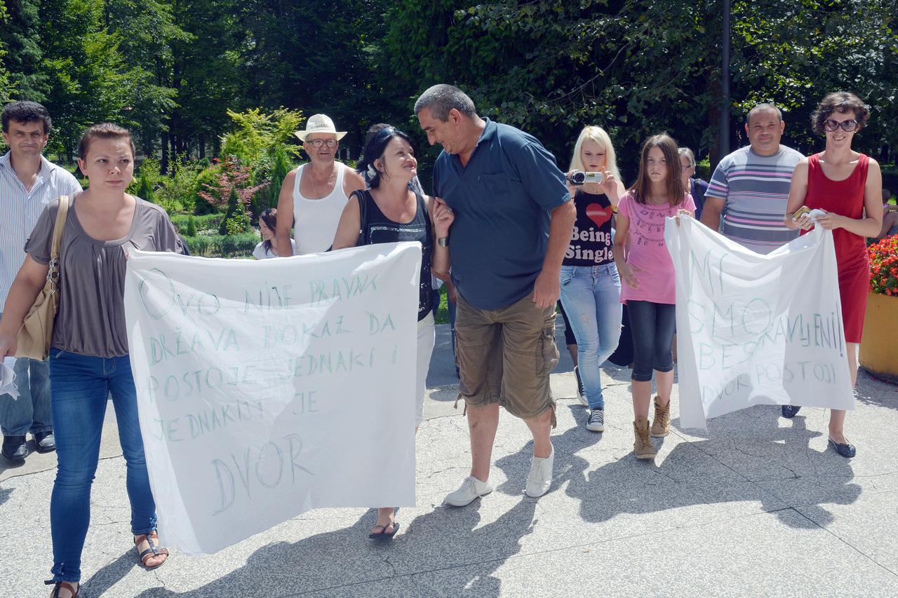 Oko 40 prosvjednika okupilo se ispred zgrade Općine Dvor