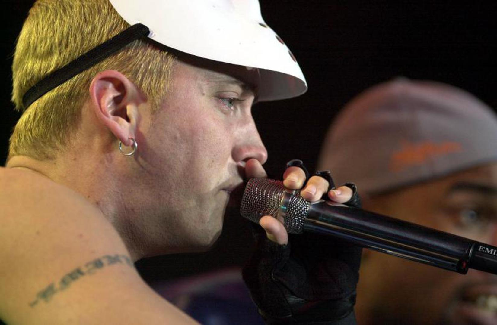 Eminem još od malih nogu voli spavati u potpunom mraku. Kada boravi u hotelu njegova soba mora biti potpuno zamračena jer jedino tako može zaspati.