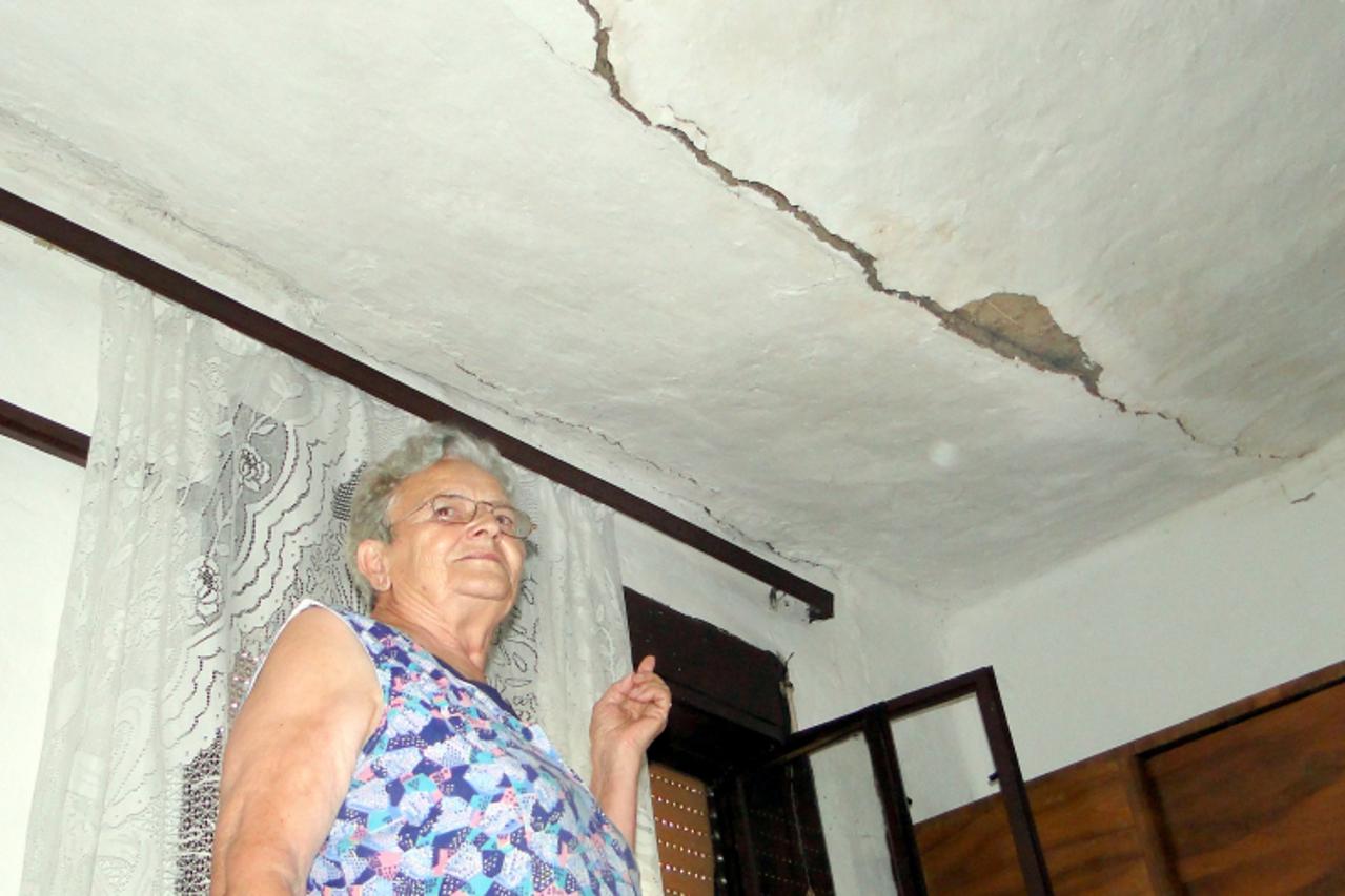\'podravina - 190710-cacinci - hrvatska - marija marinkovic - masa (80) ispred svoje kucice u cacincia koju osigurava vise od 20 godina. Ovog proljeca imala je stetu od oluje i snijega na krovistu koj