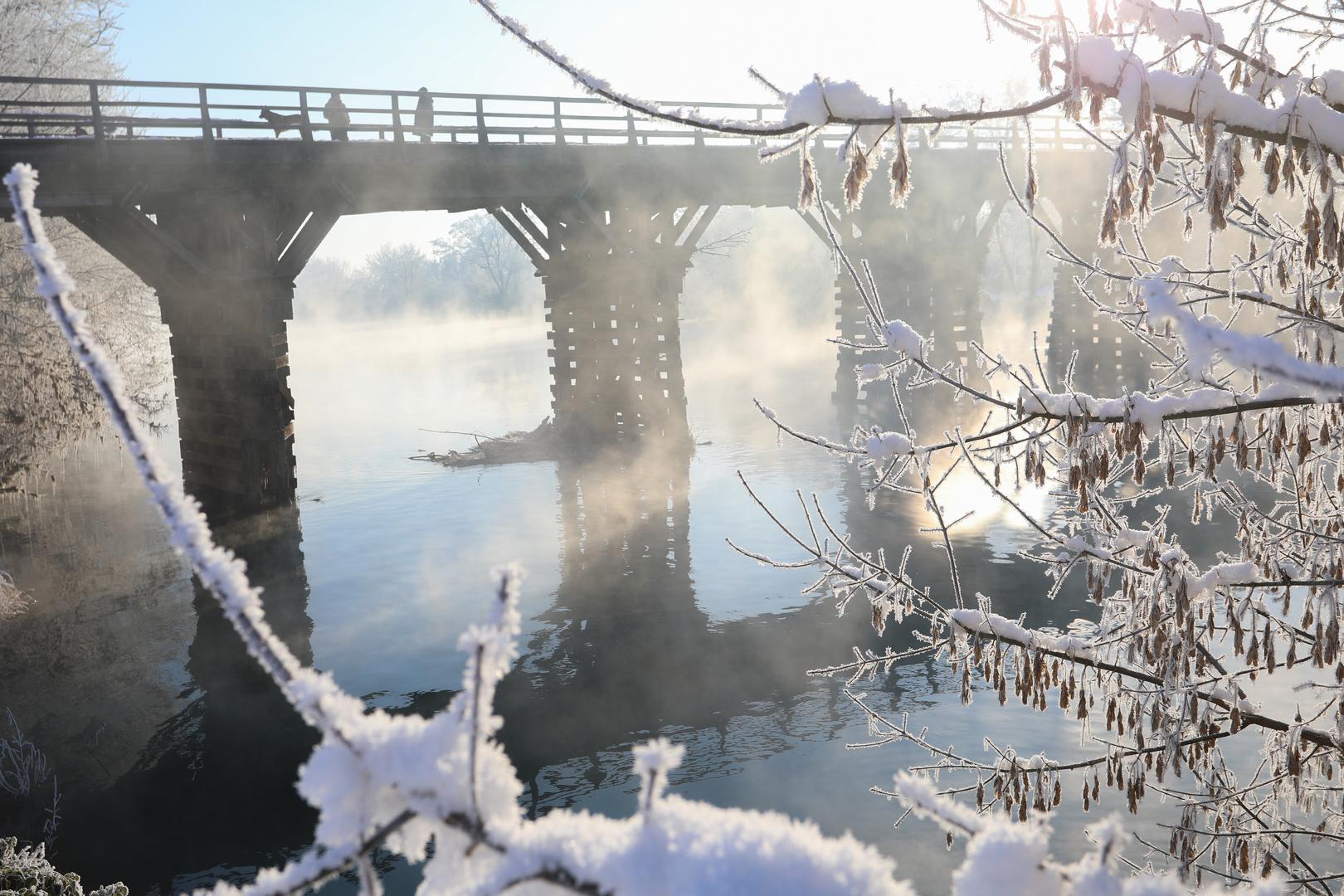 Tek pokoji prolaznik odlučio je i prošetati na tako niskim temperaturama, a mahom su to bili prolaznici sa psima. 
