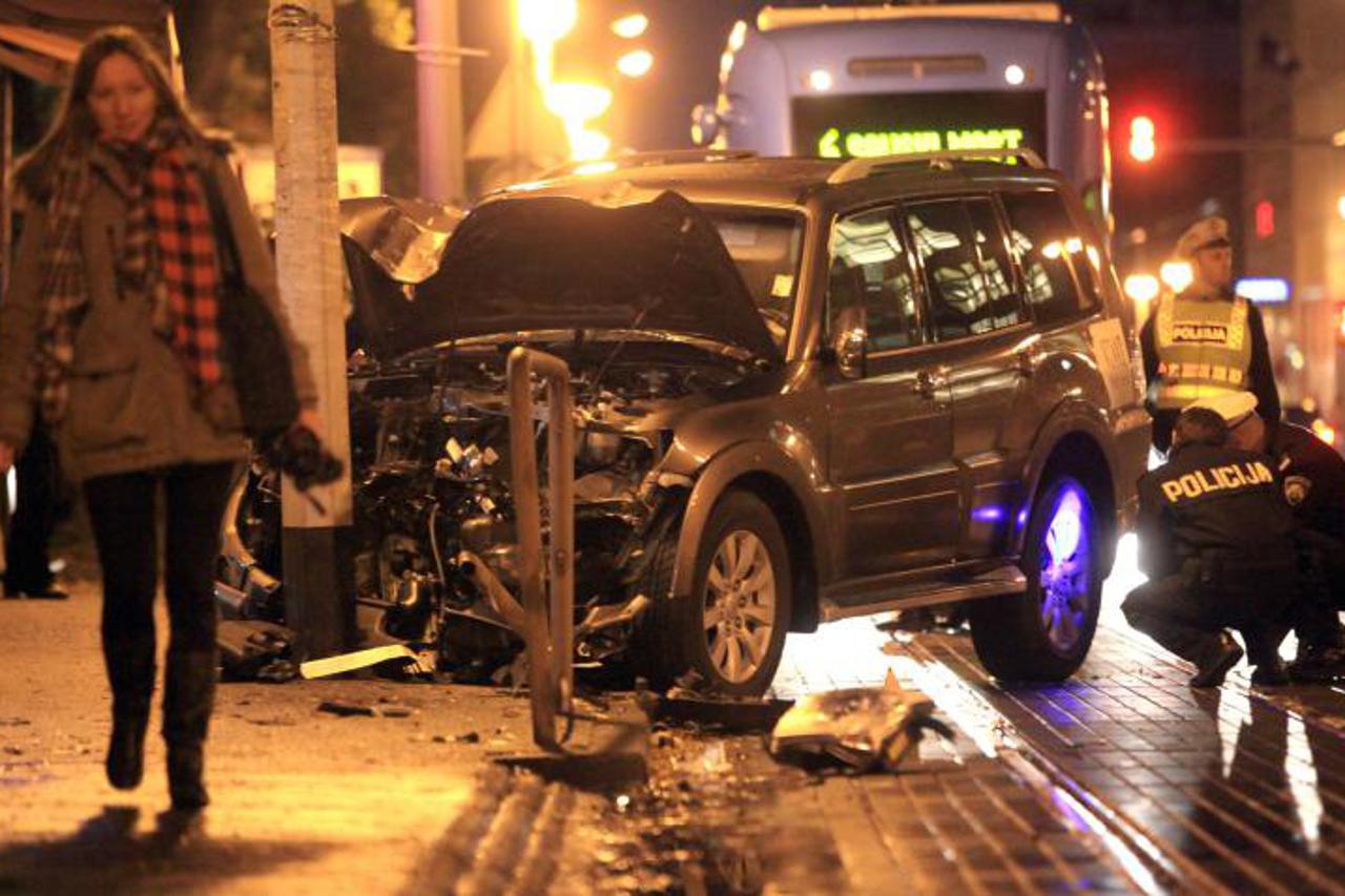 sudar, nesreća, zabila se u stup (1)