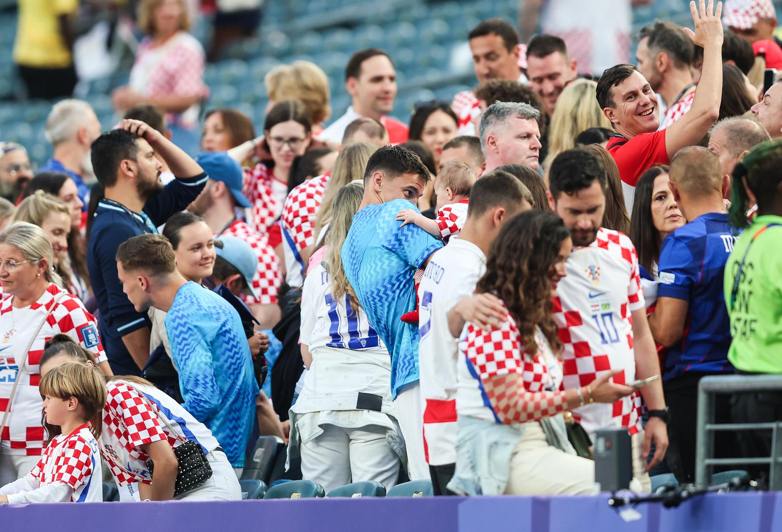 Nakon završenih 90 minuta napete utakmice igrači su pobjedu proslavili sa svojim najmilijima.