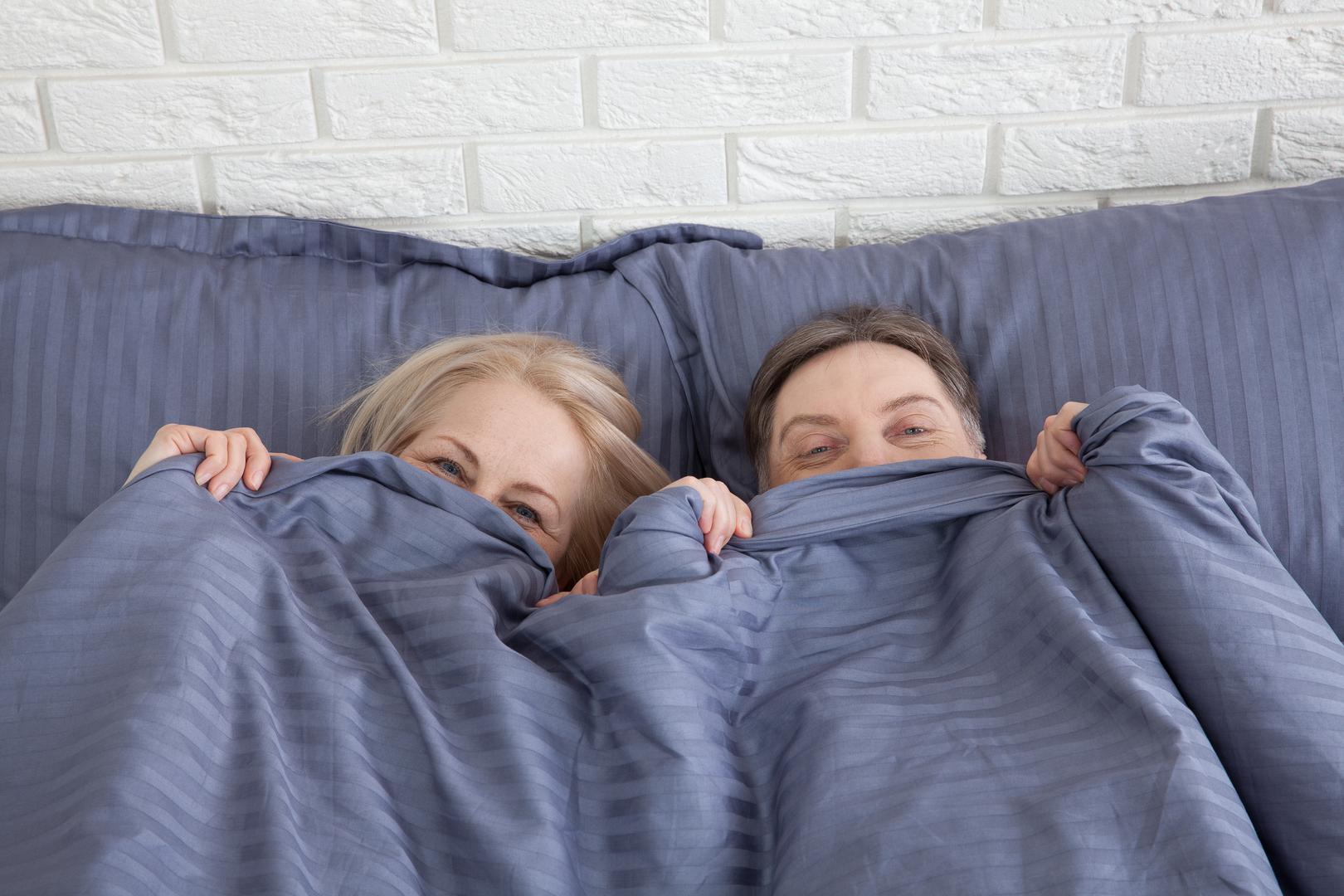 Svi ćemo mi na kraju ostariti, ali budući da smo toliko stigmatizirali seks nakon 50. godine, loše smo pripremljeni za njegovu stvarnost, rekla je Chavez. ‘Nedostaje sveobuhvatnog seksualnog obrazovanja prilagođenog starijim dobnim skupinama, ostavljajući mnoge pojedince neinformiranima o promjenama i izazovima s kojima se mogu suočiti u vezi sa seksualnošću kako stare’, dodaje.