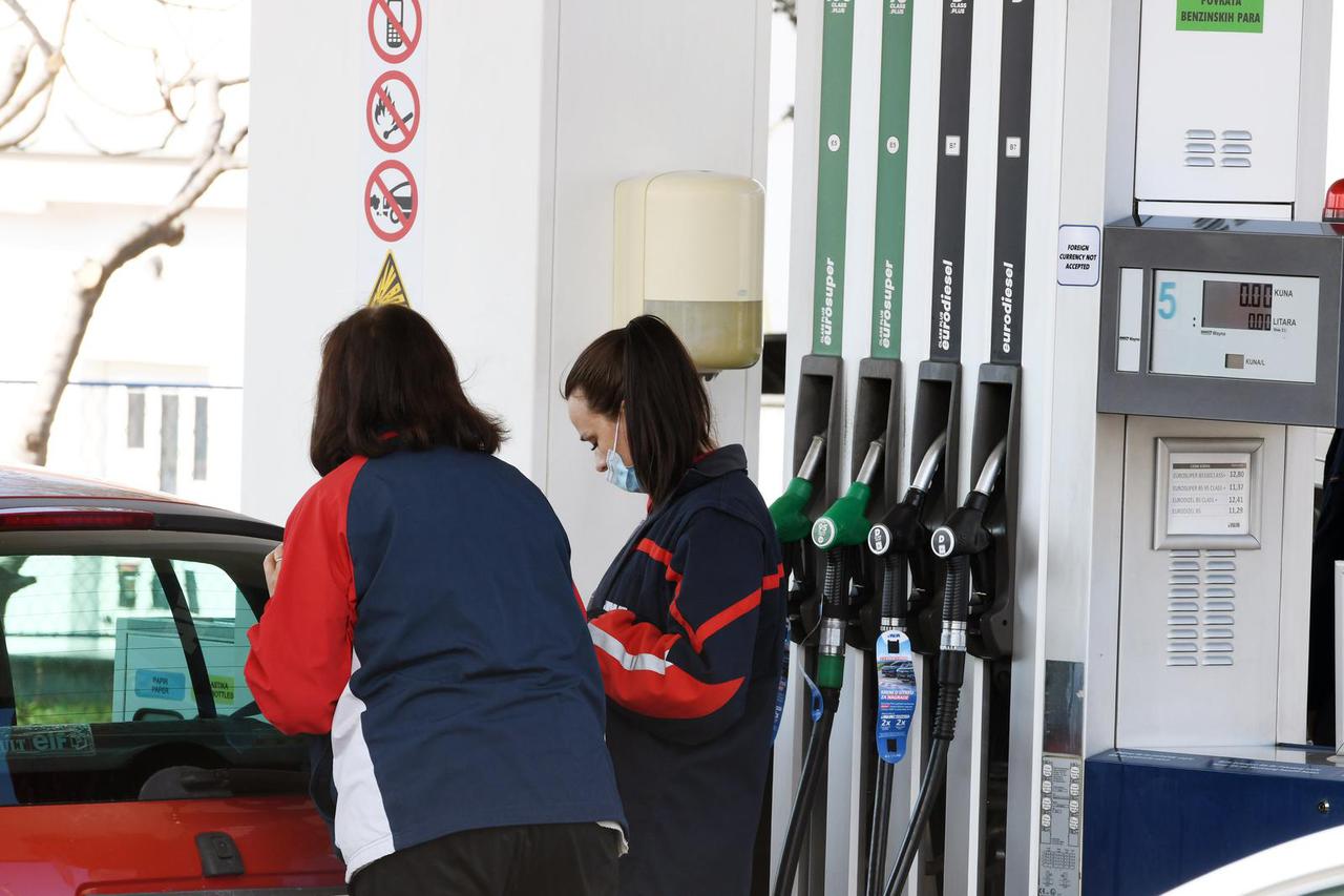 Gužve na benzinskim postajama zbog najavljenog poskupljenja naftnih derivata