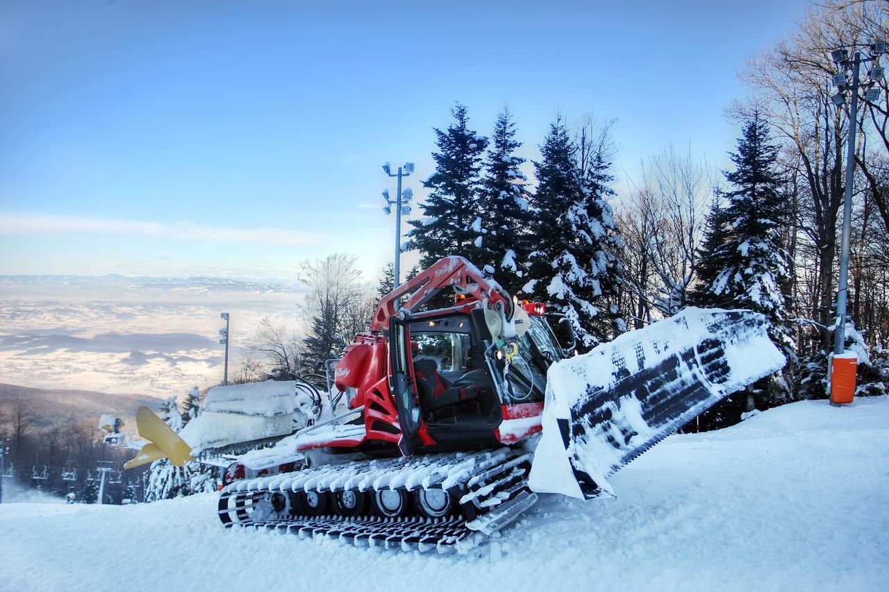 11.12.2012., Sljeme - Igor Ziljak vozi ratrak vec 21 godinu po sljemenskim stazama, a zadnje cetiri godine upravlja najvecim i najjacim ratrakom na svijetu koji tezi 12 tona te ga pokrece motor od 500 konjskih snaga.  Photo: Borna Filic/PIXSELL