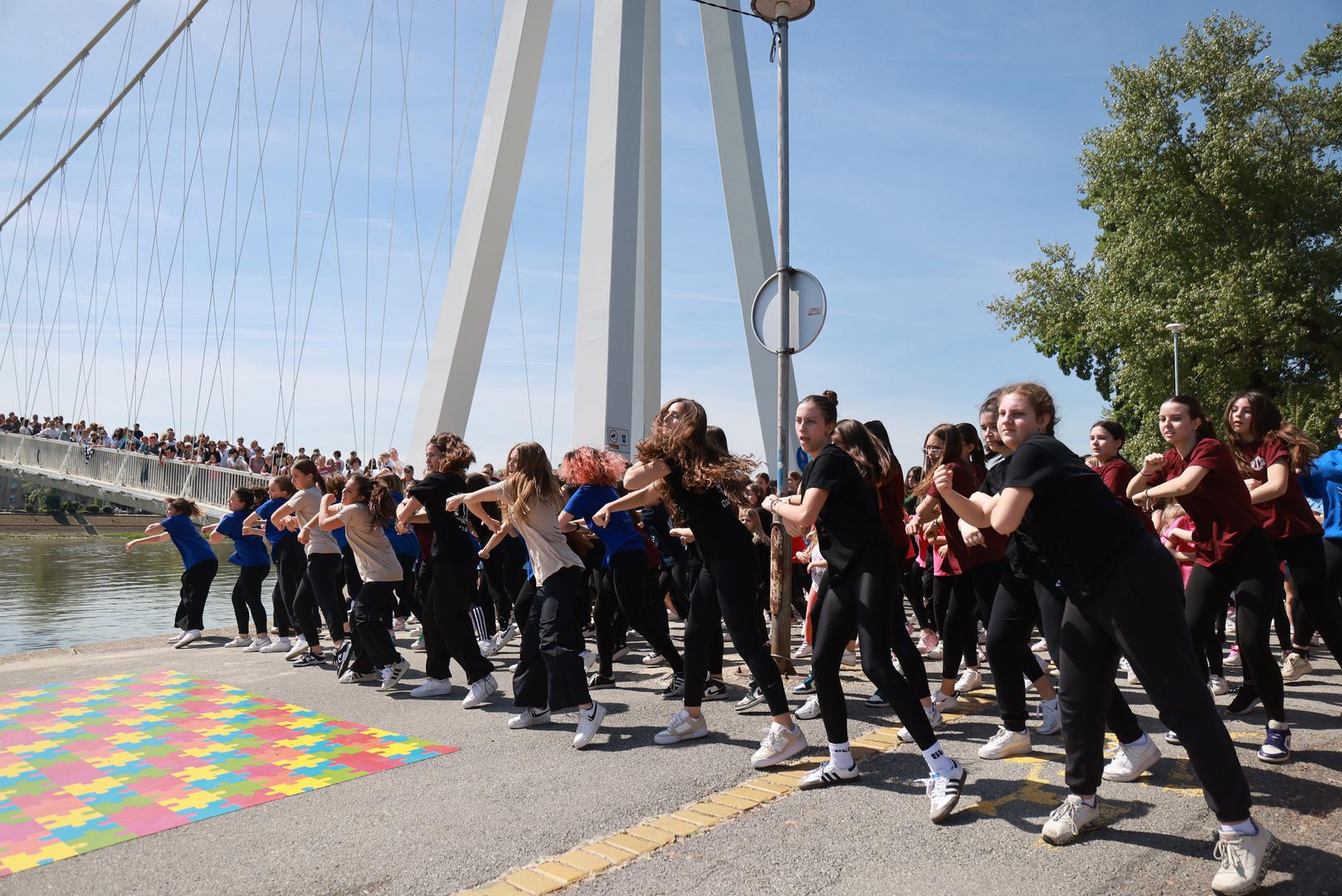 Osječani su zaplesali na Pješačkom mostu