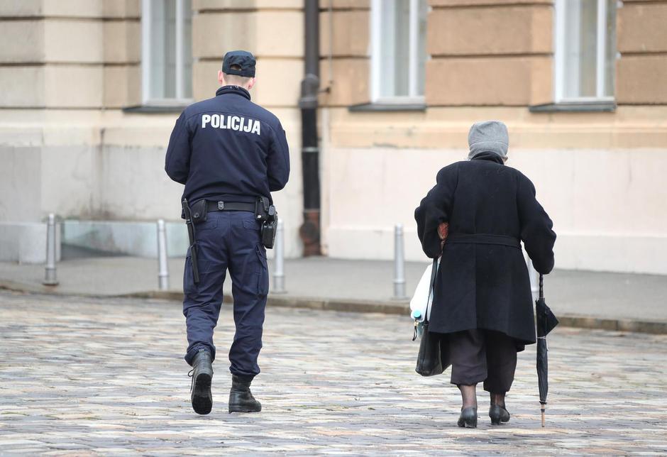 Starica u pratnji policajca - ilustracija