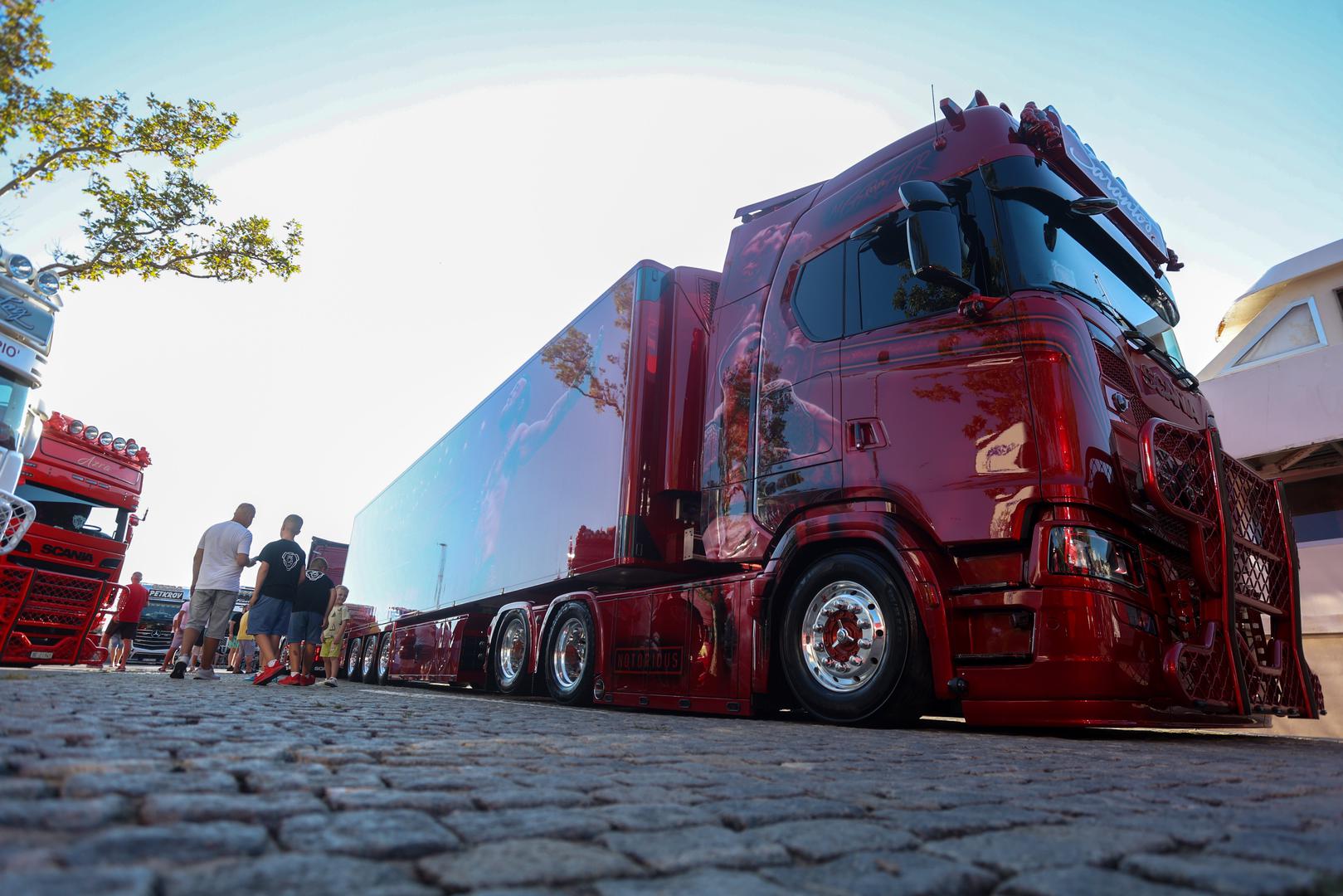 Na prostoru održavanja moglo se vidjeti na desetke impresivnih vozila - od klasičnih tegljača do raskošno uređenih kamiona s jedinstvenim bojama, detaljima i rasvjetom.

