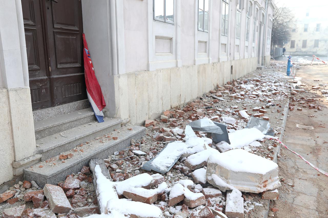 Sarajevski policajac u Petrinji iz blata izvukao hrvatsku zastavu i postavio je uz vrata škole