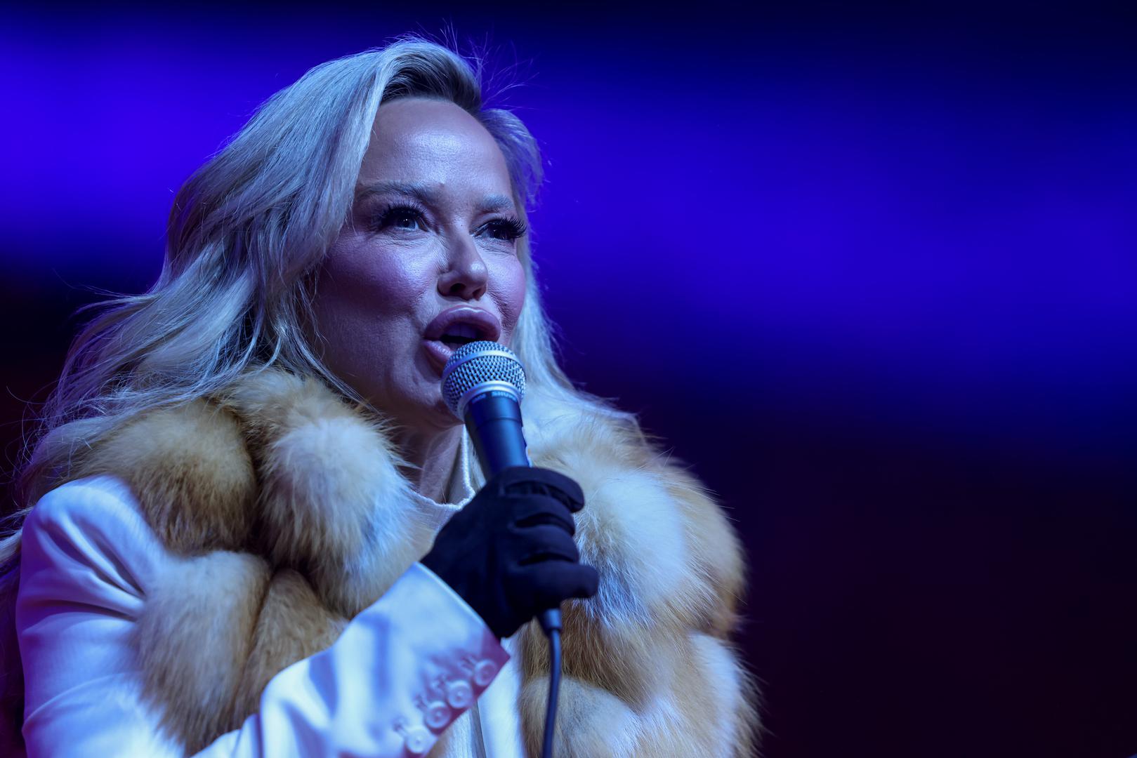 Tada se Šime pojavio u spotu za Majinu pjesmu "Nisam ja za male stvari" i nerazdvojni su od tada.