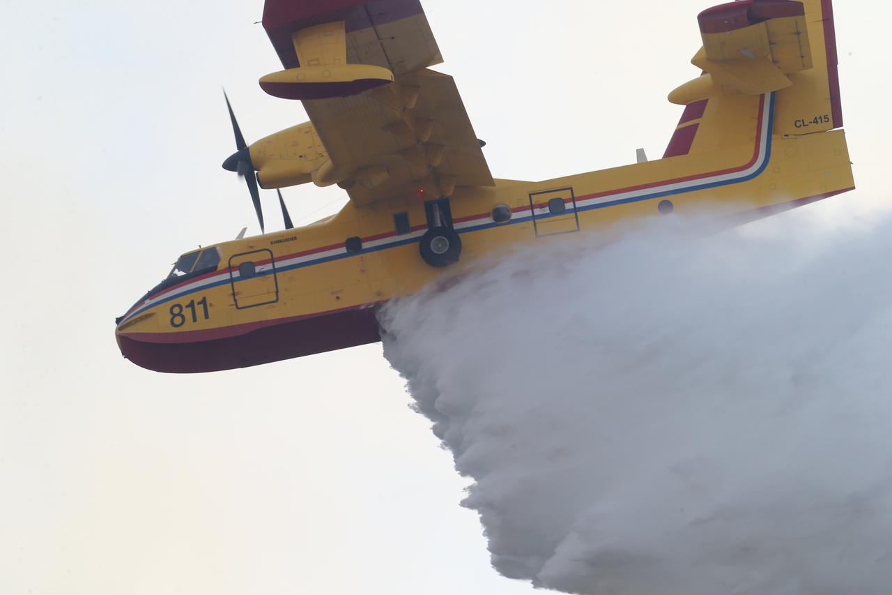 Požar - kanaderi lete iznad Podstrane