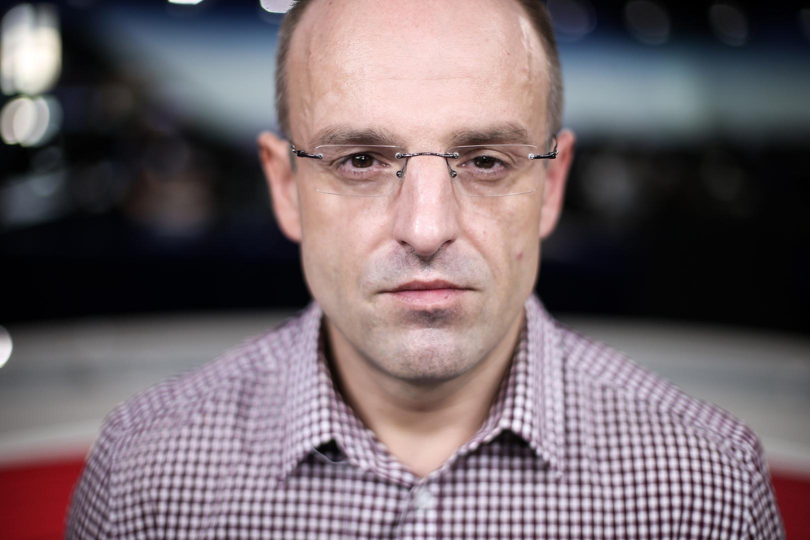 Bio je poznat po beskompromisnom stilu, ne libeći se postavljati najškakljivija pitanja. Novinarstvo je doživljavao kao borbu za istinu, a intervjue kao "boksački meč" u kojem se upornim protupitanjima dolazi do odgovora. - Ja samo pitam, pa ako nema odgovora pitam opet... - objasnio je svoj pristup, kojim je razotkrivao političke zakulisne igre.