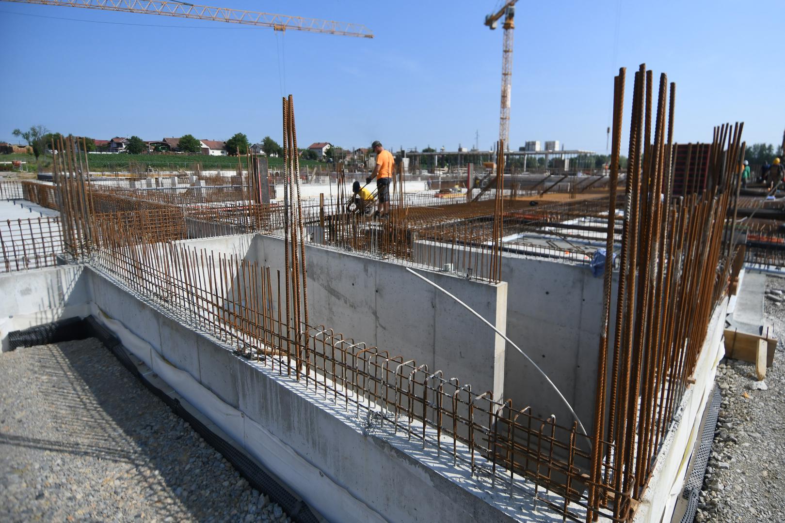 Bazenski kompleks obuhvatit će šest bazena, uključujući olimpijski bazen koji će biti jedinstven u Hrvatskoj jer će se grijati geotermalnom energijom. Uz to, posjetitelje očekuju brojne vodene atrakcije, dječji splash park, rekreacijski bazen s relax i active zonom, wellness i SPA sadržaji s parnim kupeljima, saunama, spa tuševima i fitness centrom.