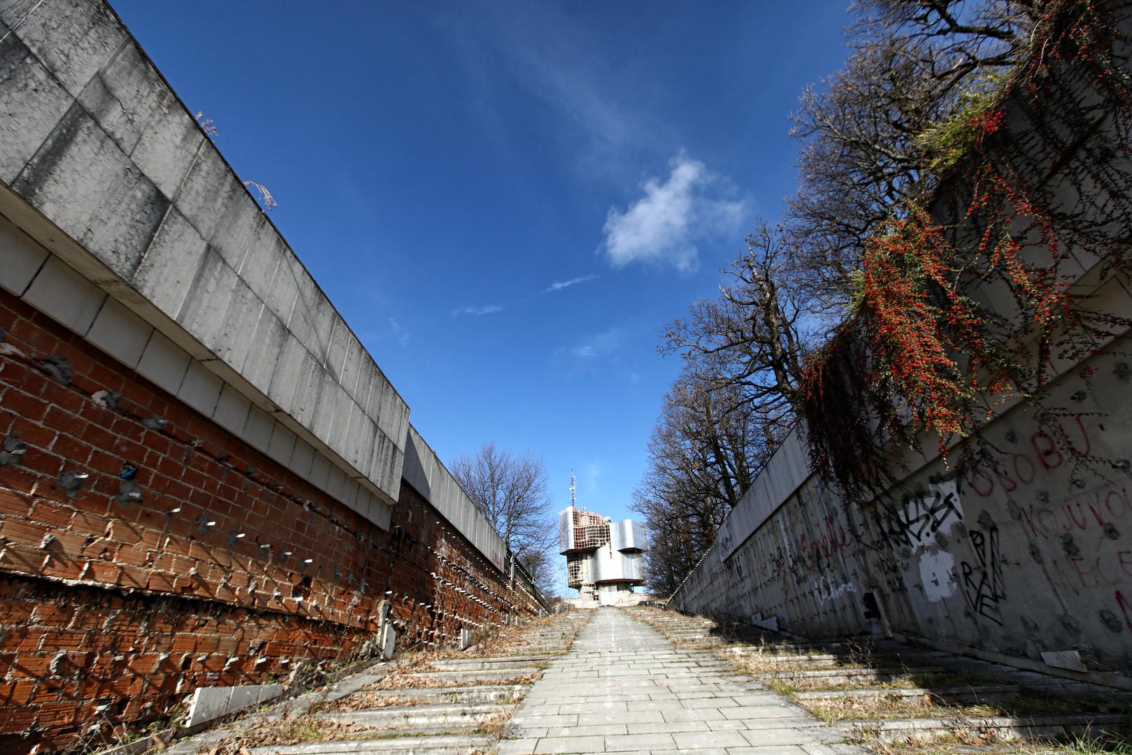 Sustavna devastacija počela je nakon Domovinskog rata. Godinama su organizirane skupine lopova skidale i odnosile skupocjenu oplatu od nehrđajućeg čelika, prodajući je kao sekundarnu sirovinu. 
